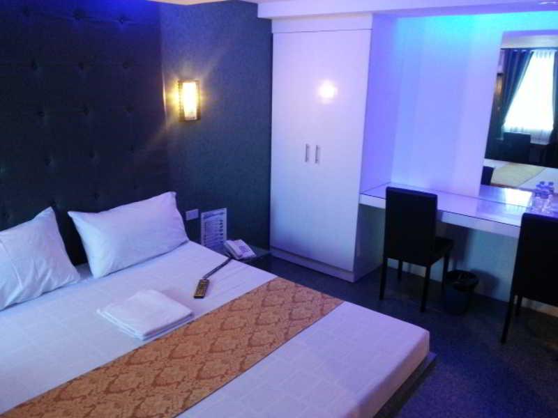 Icon Hotel Manila Kültér fotó