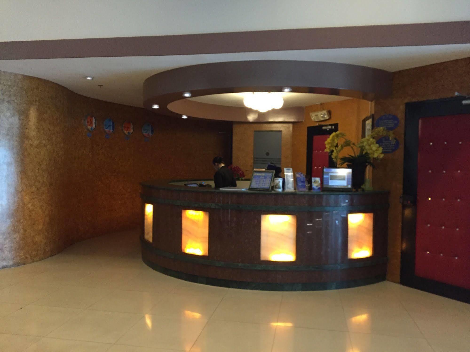 Icon Hotel Manila Kültér fotó