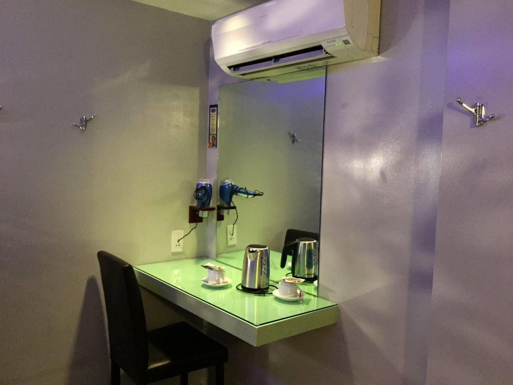 Icon Hotel Manila Kültér fotó