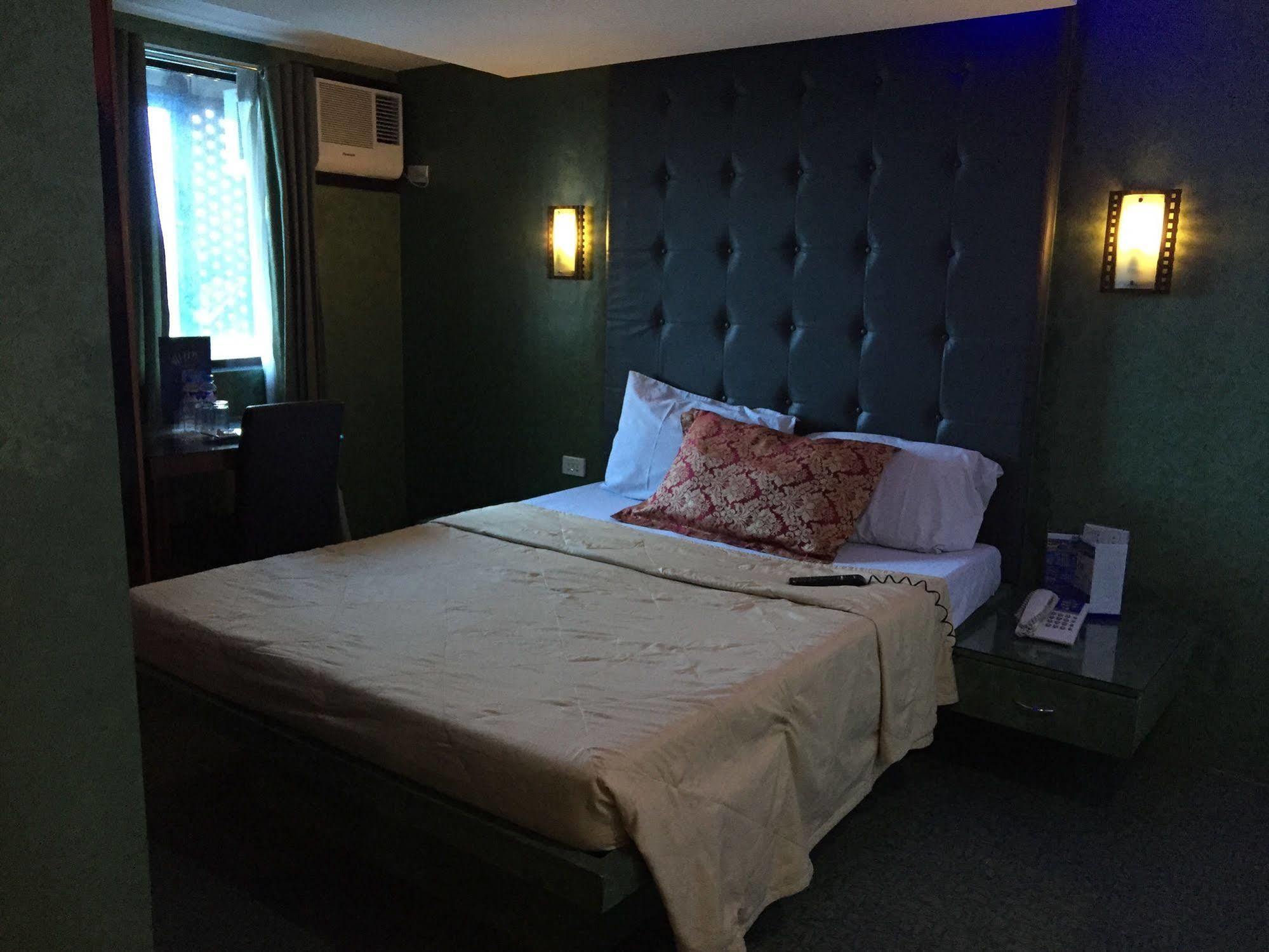 Icon Hotel Manila Kültér fotó
