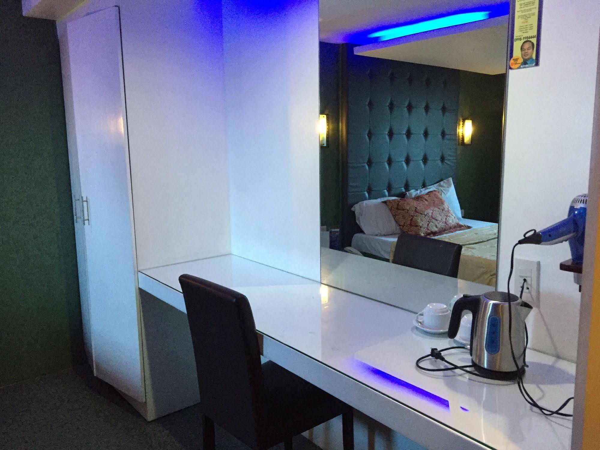 Icon Hotel Manila Kültér fotó